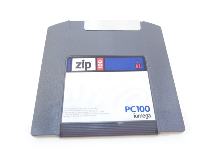 А вот и дискета для него. Целых 100мб объема в вашем распоряжении.