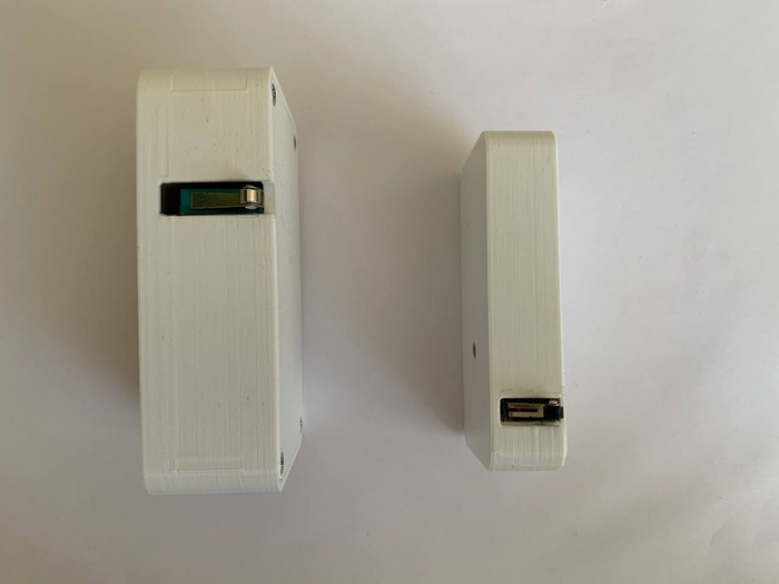 Сравнение габаритов версий: Слева 3-й прототип (на основе Ардуино), справа 4-й (своя плата).