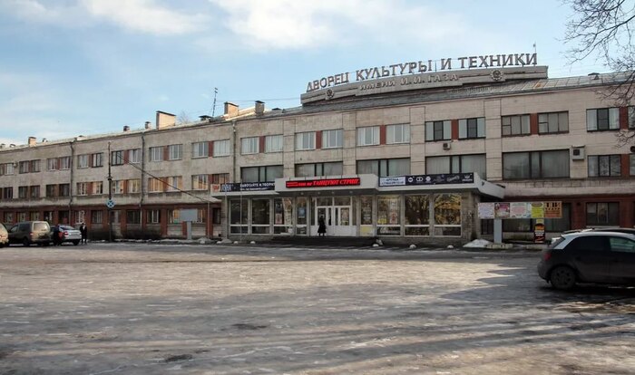 Хороший пример - дворец культуры и техники им. Газа. Можно увидеть по пути от метро на Северную верфь.