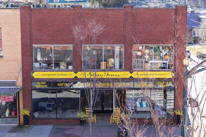 Магазин по продаже мебели, товаров для дома, аксессуаров, сувениров Sassy Frass, в котором будет располагаться полицейский департамент Эббинга.