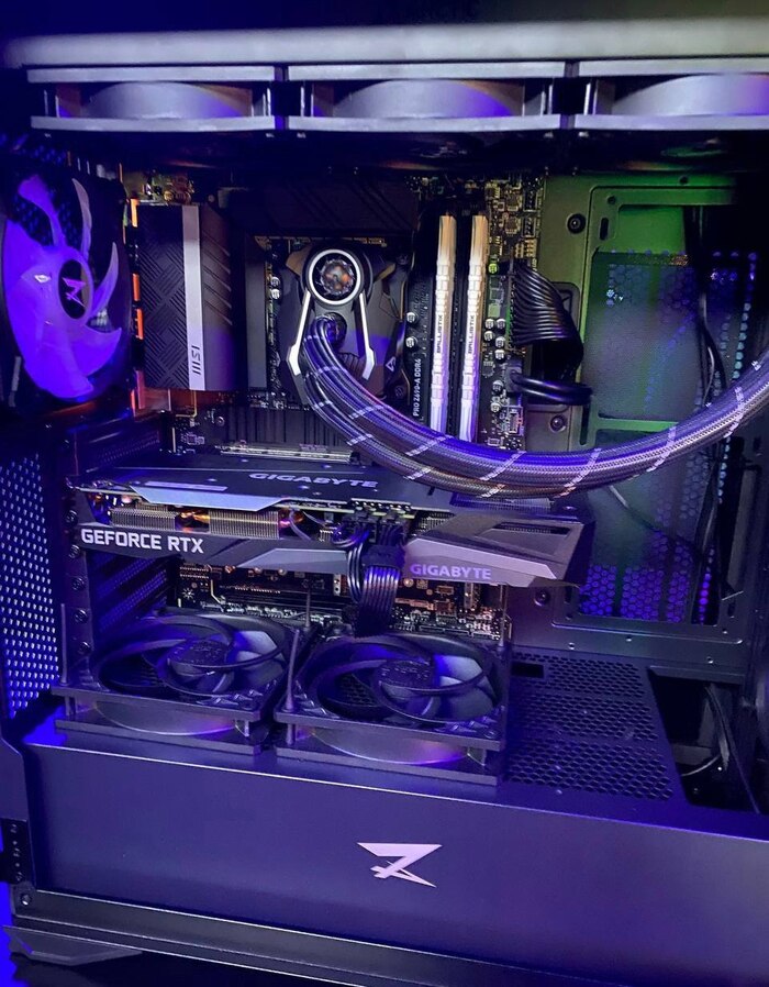 Корпус Zet Gaming MSX3 Mesh, Arctic P12 PWM PST, Arctic Cooling Liquid Freezer II-360 и по основной мощи Intel Core i7-12700Kf + 3060Ti Gigabyte Gaming, а также 32GB DDR4 от прогремевших в то время Ballistix с чипами E-die, которые ехали 4000MHZ CL16