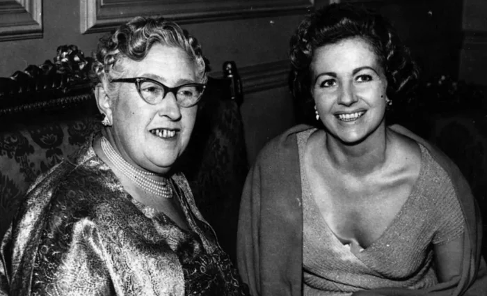 Как снимали сериал Пуаро Агаты Кристи: кадры со съемок и интересные факты Актеры и актрисы, Классика, Фото со съемок, Эркюль Пуаро, Дэвид Суше, Агата Кристи, Экранизация, Яндекс Дзен (ссылка), Ностальгия, Длиннопост