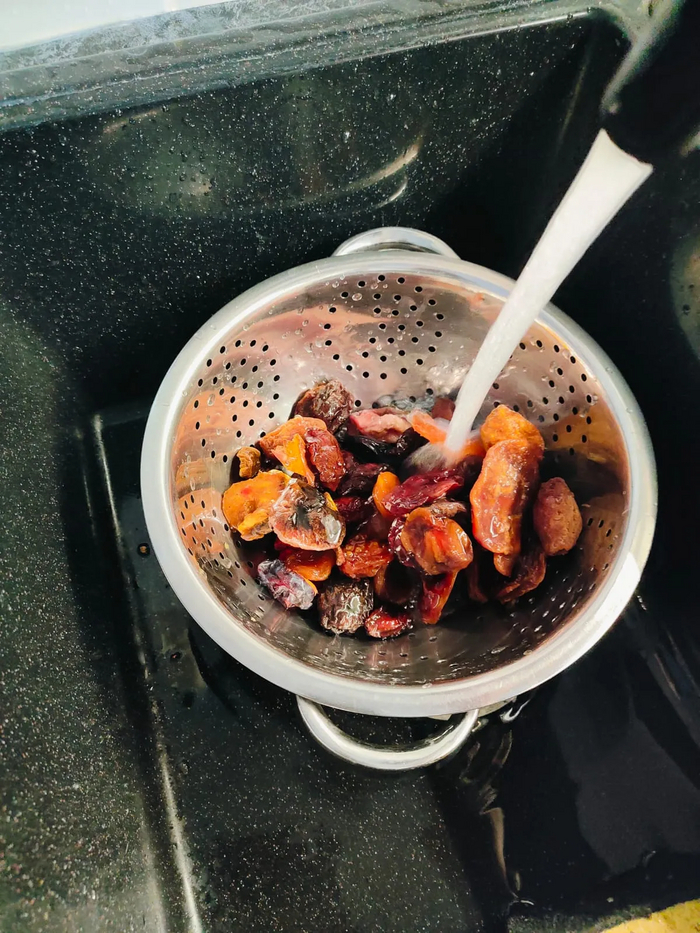 Промываю сухофрукты.