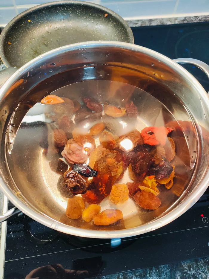 Заливаю сухофрукты водой и ставлю вариться. 