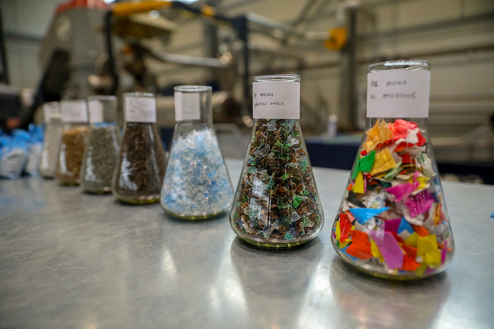 Пластик тоже подлежит вторичной переработке. Но из-за гигантского количества видов сортировать его сложнее, чем другие виды отходов.