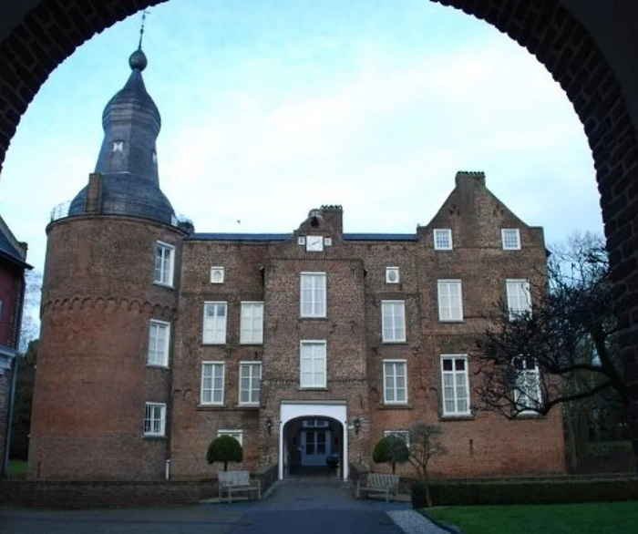 Любое старое здание найдет новую жизнь. Сейчас здесь колледж, а раньше правил барон Де Лидель