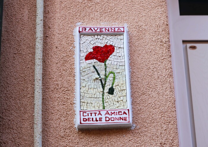 Все они выполнены в разных стилях, с использованием смальты, стекла, камня и плитки.