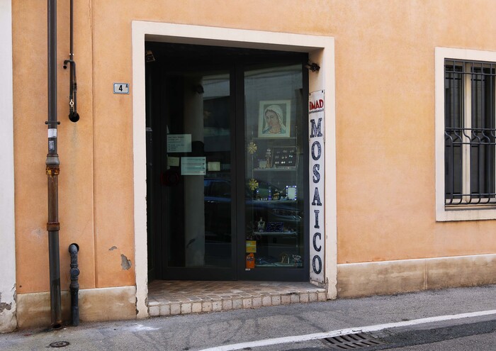 Вход в магазин с сувенирной продукцией. Вывеска и атрибутика - все из мозаики.