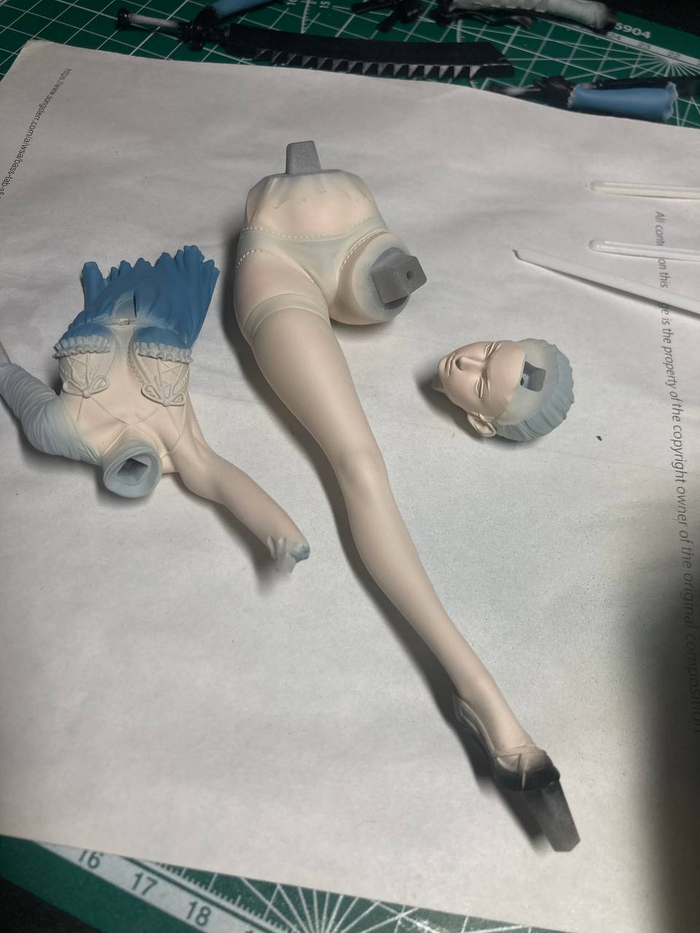 Придаю жизни частям тела, бывшим до этого мертвенно-однотонными, здоровой розовизны - в соответствии с референсом, буквально в четверть тона.