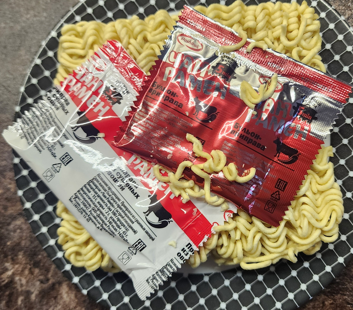 Содержимое упаковки красного Чан Рамена (для сравнения)