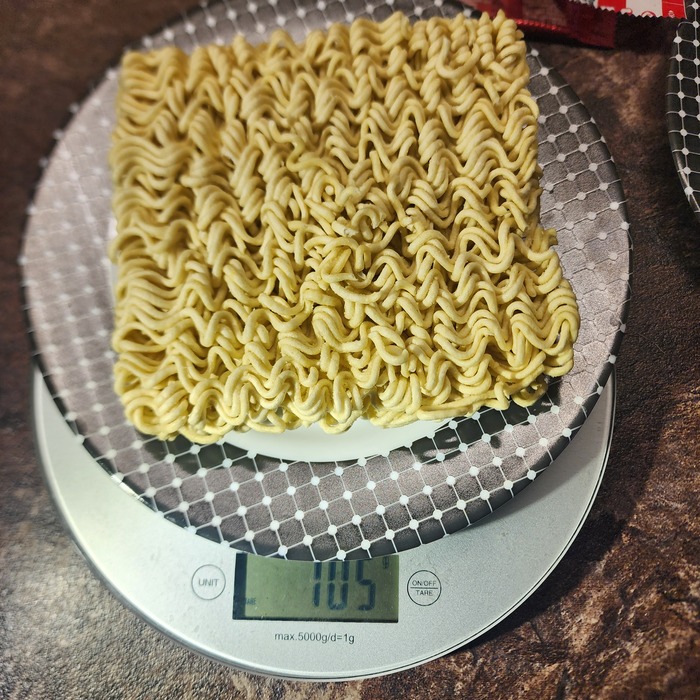 Вес красного Чан Рамен 105 грамм, куда-то делось 11, возможно нормальная погрешность на заводе.