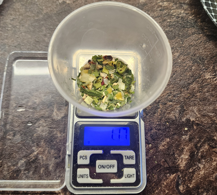 Ради интереса решил сравнить приправу из сушеных овощей из красного Чан Рамена, оказалась другая и весит меньше.