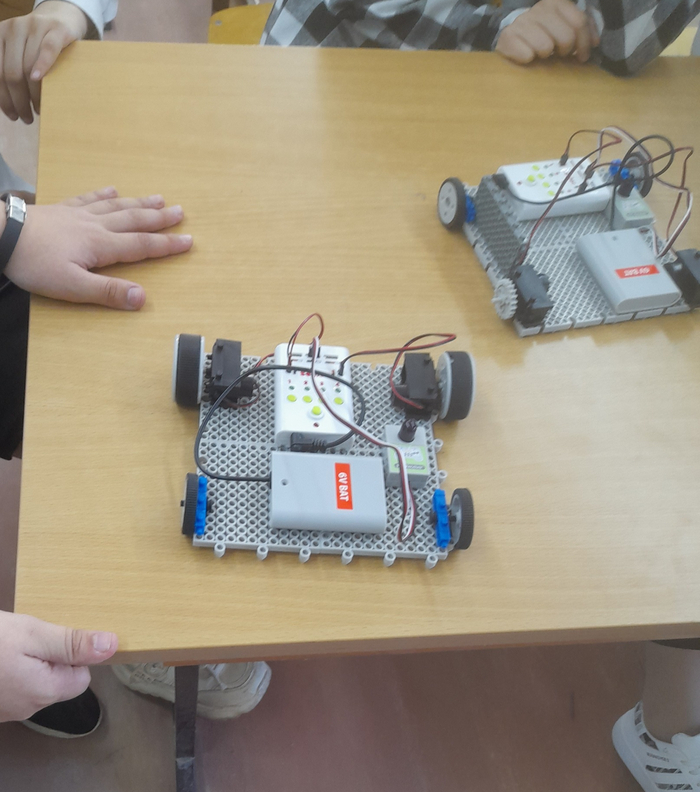 Первые попытки. Да, ещё не красивое. Но оно двигается!