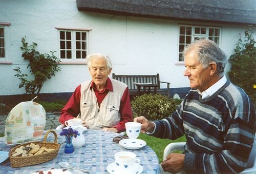 Вот Джон (слева) и его младший брат Энтони в 2006 году в Кембридже, спустя 70 лет от фотографии братьев, с которой мы начинали пост. Кажется, чай разбавлен молоком — а значит, не слишком горячий ☕️