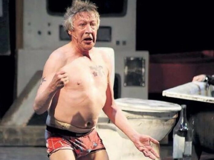 Через 14 дней, выйдет на свободу это классный актёр. Гони как Ефремов, жаль как пчела!