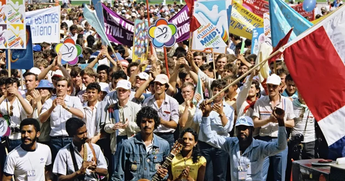 Рис.1.  На фестивале. Хорошо видно настроение молодёжи. Фото из открытого доступа