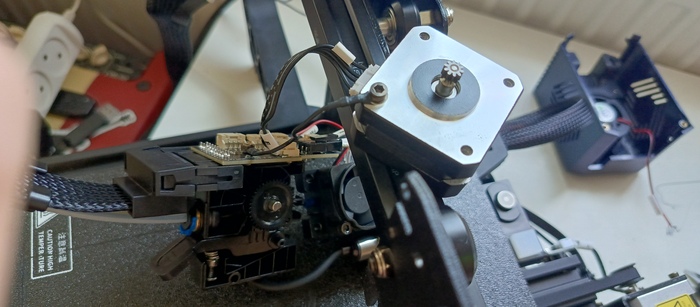 Здесь я тестирую чуть другой способ его подключения (более наглядный для меня самого)