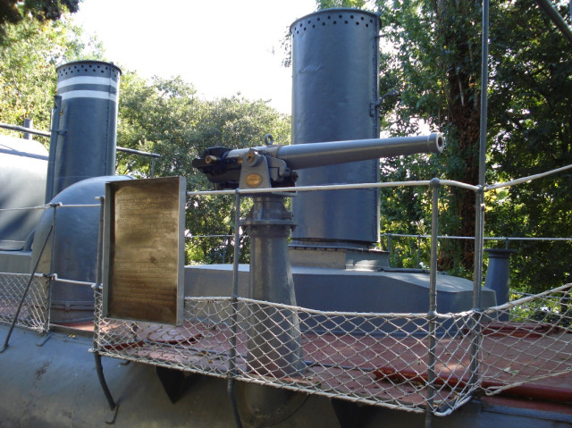 47-мм орудие фирмы "Шнейдер". Согласно некоторым данным, были периоды, когда орудия демонтировали, а миноносец вооружали установленными на те же турели пулеметами "Максим"