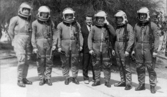 Летчики 63-го отдельного авиаотряда. Слева направо: Н.П.Борщев, В.С.Уваров, Ю.В.Марченко, Н.П.Чудин, Н.И.Стогов, А.С.Бежевец. Аэродром Каир-Вест, 1971 год
