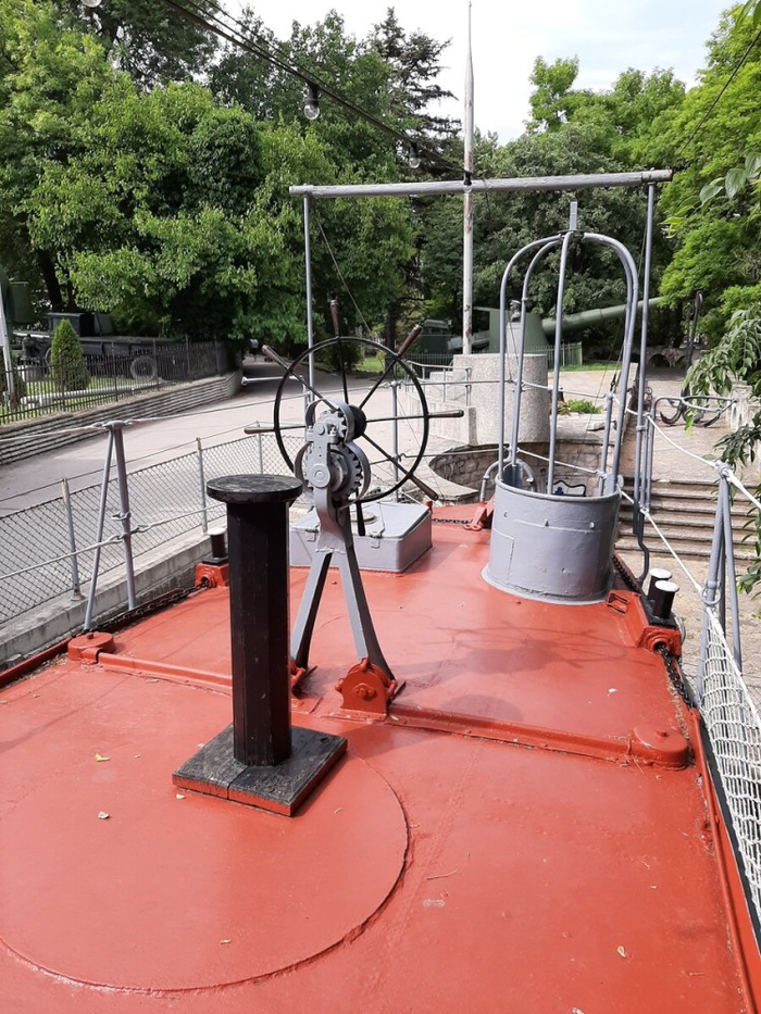 Кормовой резервный пост управления. Здесь курсанты отрабатывали навыки кораблевождения. Рядом - пост вахтенного с каркасом для брезентового навеса на случай непогоды.