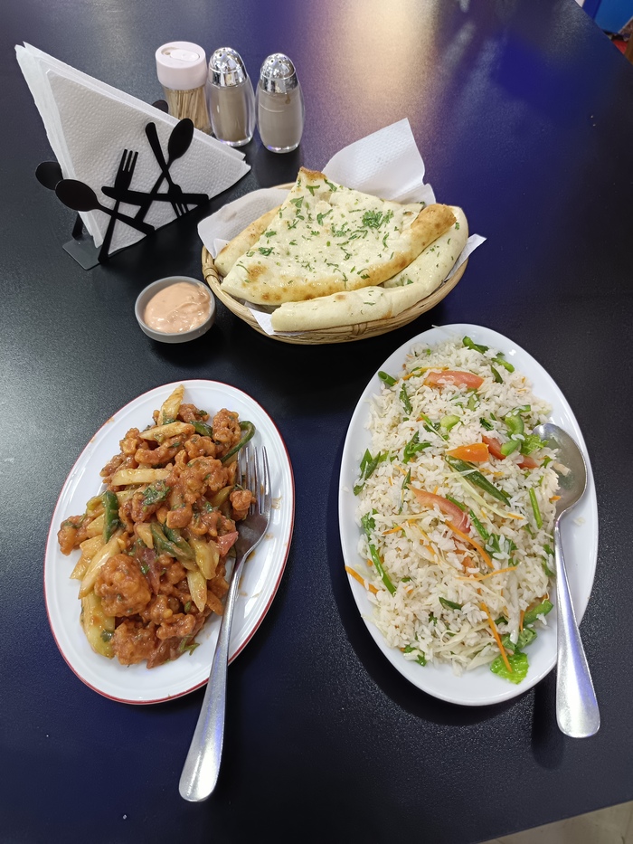 Рис с овощами, салат с хрустящей курицей и орехами, лепешка Наан, Зеленый чай. 500 така (примерно 400 рублей)