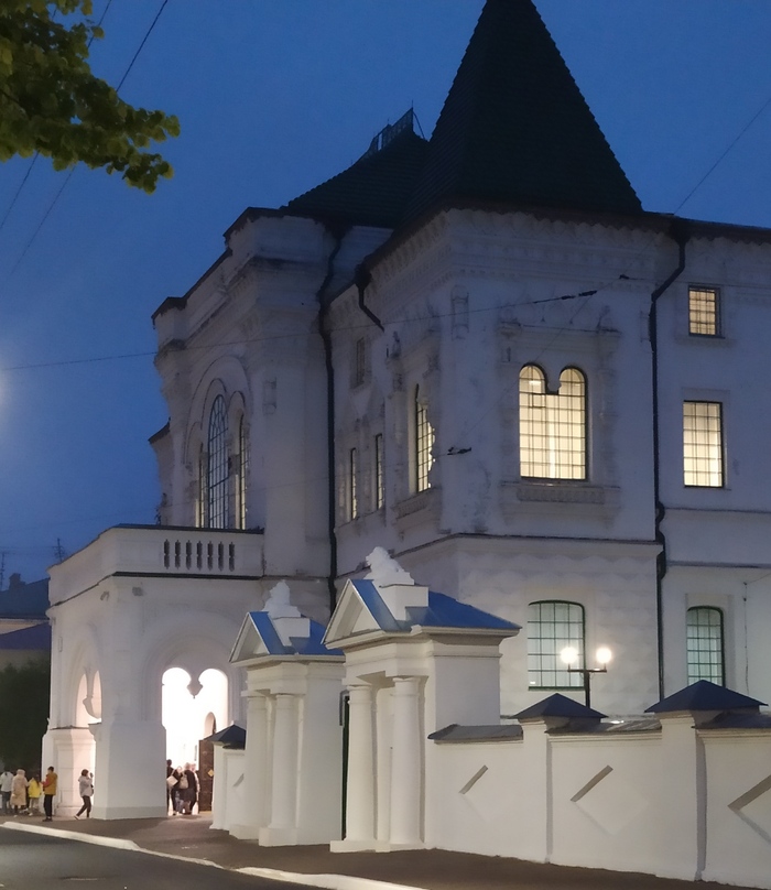 В Ночь музеев спешат сюда и стар, и млад...