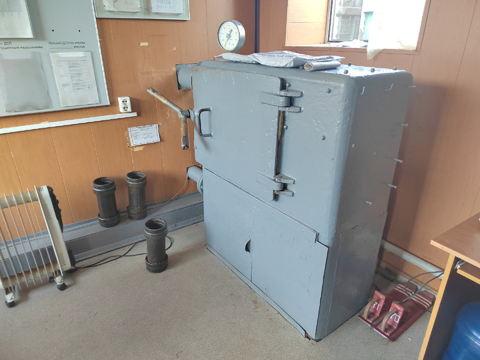 Рядом с приемником капсулы и башмаки