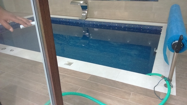 Бассейн 23 м3, работает с нашей водой с 2019 года. Хозяева в восторге.