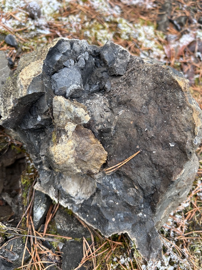 Нашелся один разбитый, видимо, кто-то здесь уже побывал до меня.