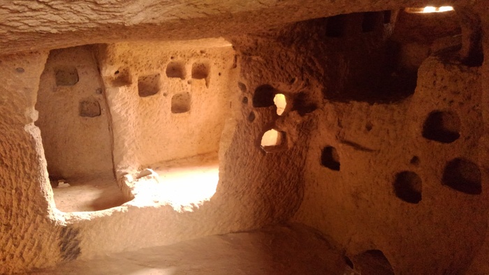 Где - то можно полазать. В целом, почти как в гостиничном номере) И зачем деньги платили когда есть на халяву)