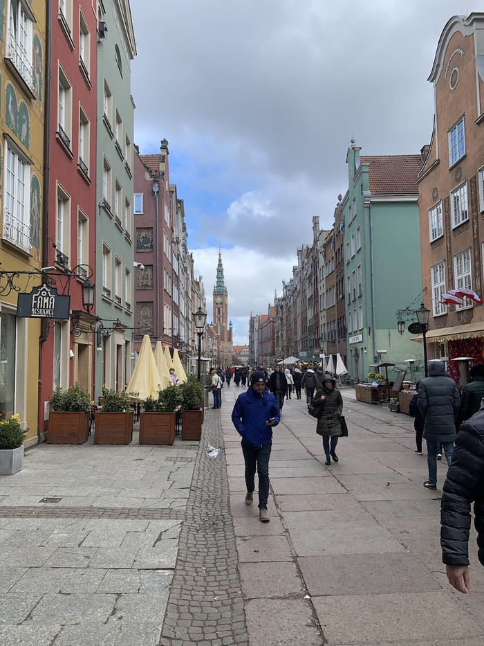 Улица Длуга (с башней ратуши вдали) - на самом деле длинная.