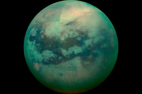 На этом составном изображении показан инфракрасный снимок спутника Сатурна Титана, сделанный космическим аппаратом «Кассини» НАСА во время пролёта «T-114» 13 ноября 2015 года. 