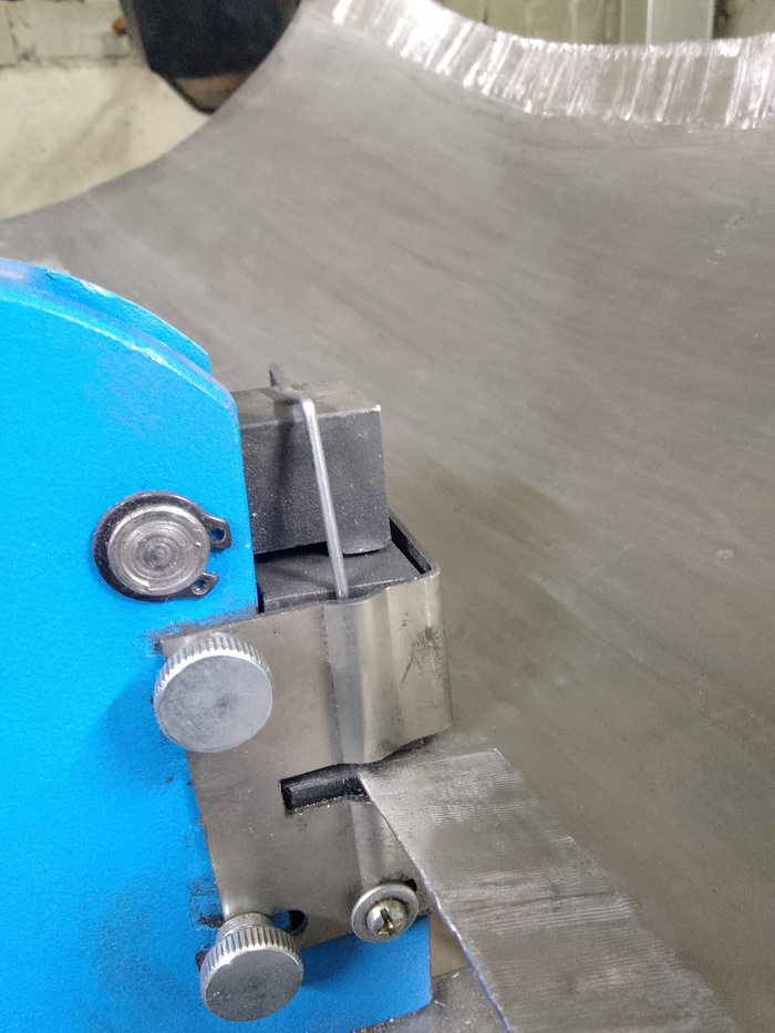 После обкатки начинаю формировать радиус крыла вот этим прибором который называется шринкер. Он стягивает края листа и формирует формы