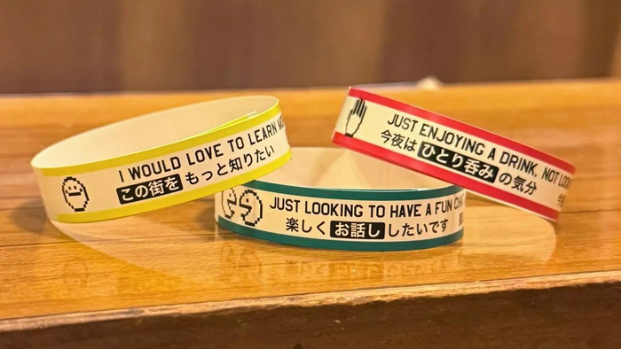 В одном из баров Йокогамы появились браслеты с настроением