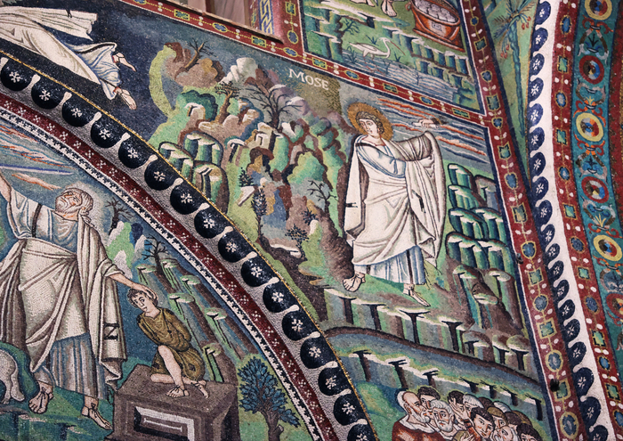 Фрагменты мозаичного убранства памятника.