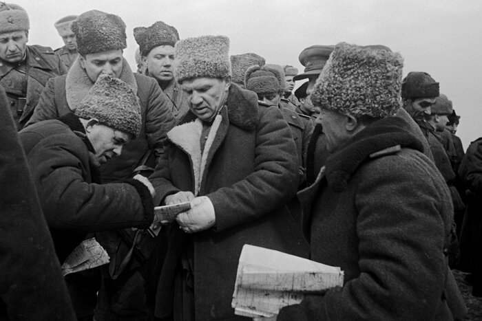 Командующий 8-й гвардейской армией генерал-полковник Василий Иванович Чуйков (в центре) с офицерами обсуждает предстоящую операцию под Одессой. Фото - Георгий Зельма, апрель 1944