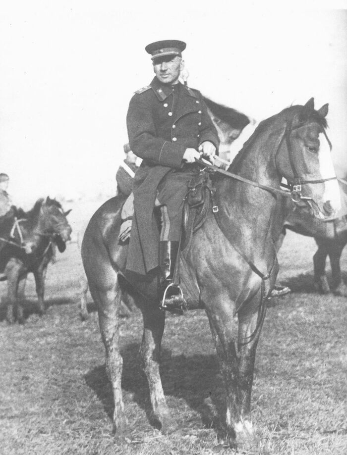 Командир конно-механизированной группы 3-го Украинского фронта генерал-лейтенант Исса Александрович Плиев под Одессой, апрель 1944