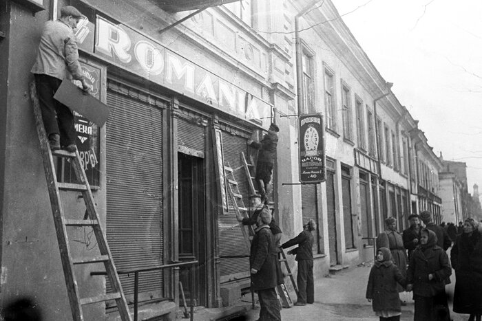 Жители освобожденной Одессы снимают румынские таблички с магазинов и учреждений.