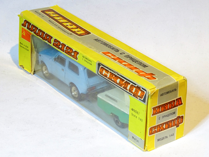 Рис. 12. Саратовская модель автомобиля ВАЗ-2121 «Нива» (А20) с прицепом «Скиф» после восстановления в родной коробочке