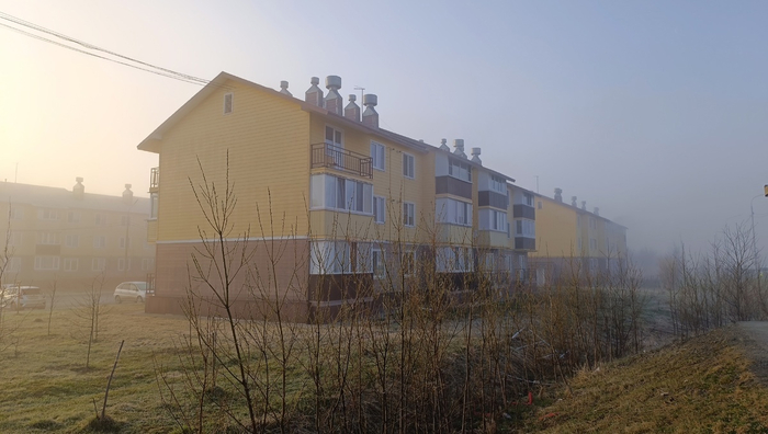 Мой микрорайончик из трехэтажных домов в селе Новотроицком. Оно относится к Анивскому району, хотя до Анивы 30 км, а до Южно-Сахалинска 4 км.