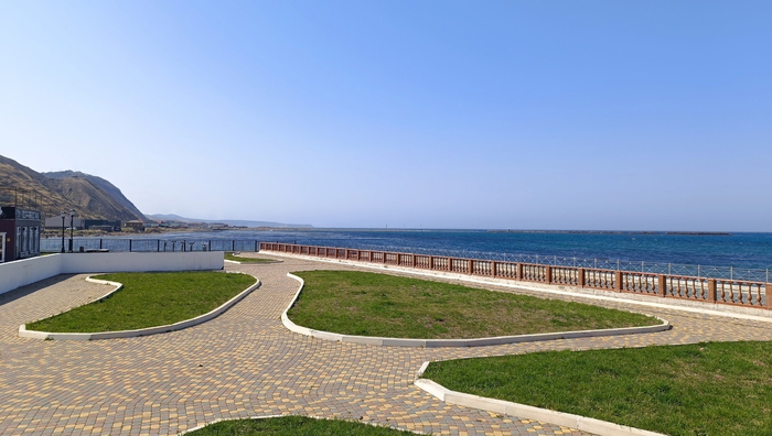 Вдалеке виднеется брекватер, но его обитателей четко не рассмотреть.