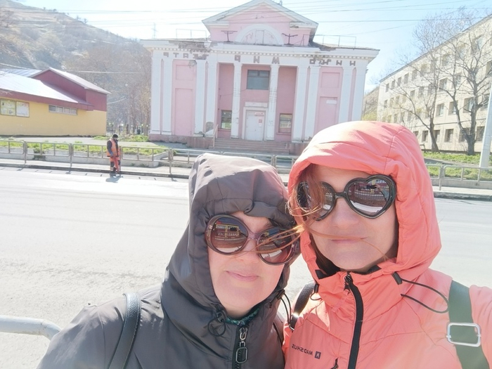 Мы в капюшонах, ибо ветер весьма приличный.