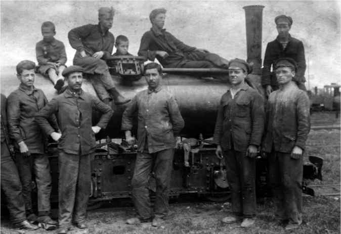 Штабс-капитан железнодорожного подразделения Иван Петрусенко (в центре) - мастер ремонтной бригады, созданной из русских эмигрантов на Болгарской железной дороге. После 1923 г.