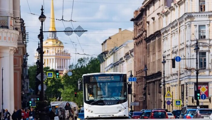 С чистым салоном и вежливыми водителями: в центра Петербурга запустят автобусные маршруты специально для интуристов