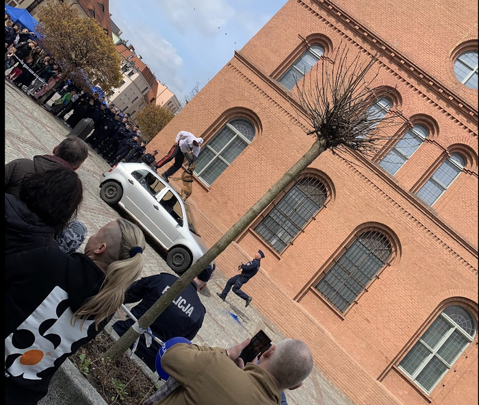 И тут пошел экшен. При попытке к бегству одного из угонщиков через крышу, полициант спустил собаку (немецкая овчарка).