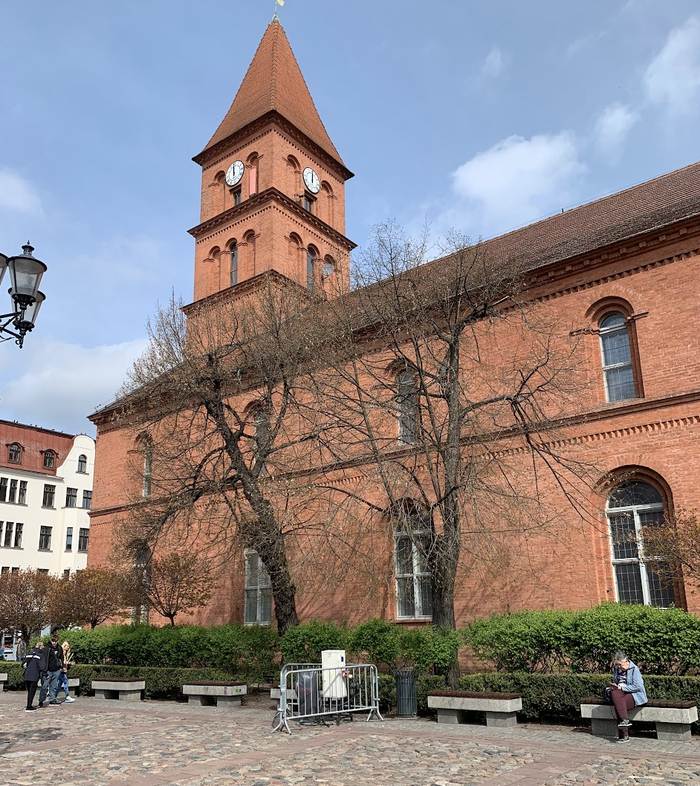 Костел и площадь, мощеная бруком (польск. bruk - камни мостовой, брущатка).