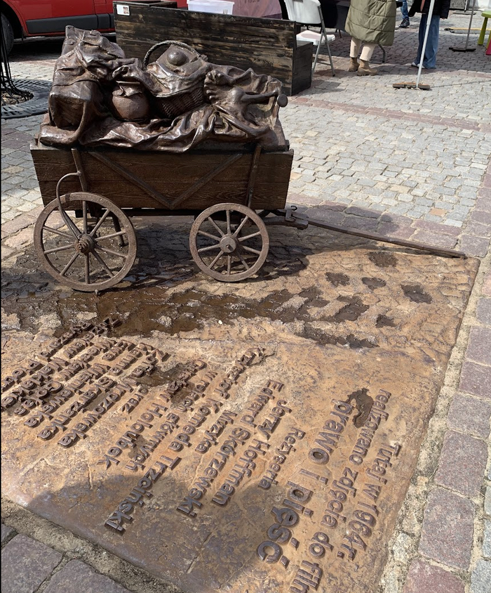 В заголовке написано - "Здесь в 1964г. прошли съемки фильма Закон и Кулак".