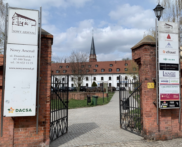 Проходим мимо Арсенала. Раньше - склад оружия, сейчас - ресторан, какие-то офисы.