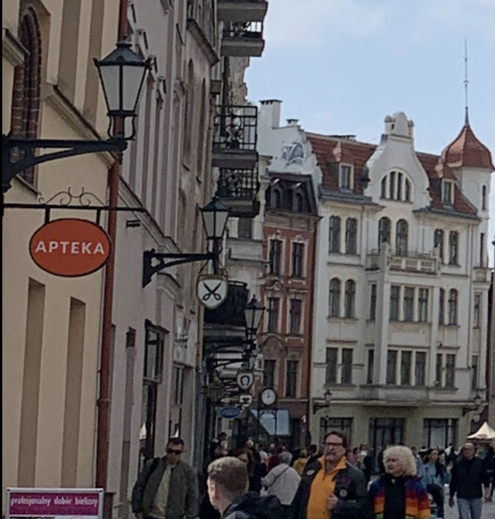 Вот аптека, там ножницы точат, потом - возврат подков, и вроде кузнец. Не?