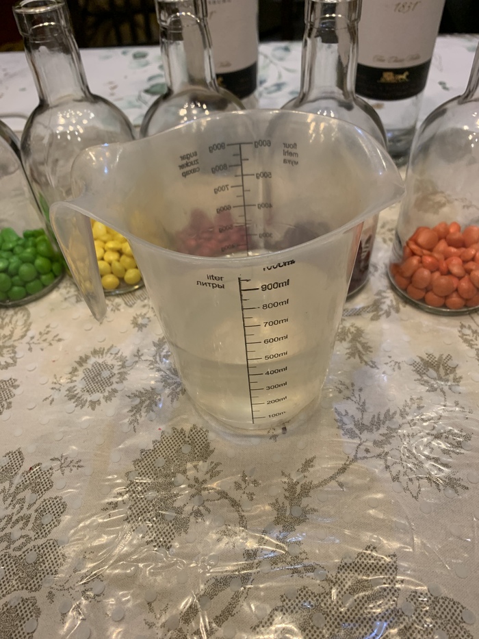 Мерным кувшином отмеряем по 420 миллилитров (на фотке водка в кувшине колышется, если что, там 420)
